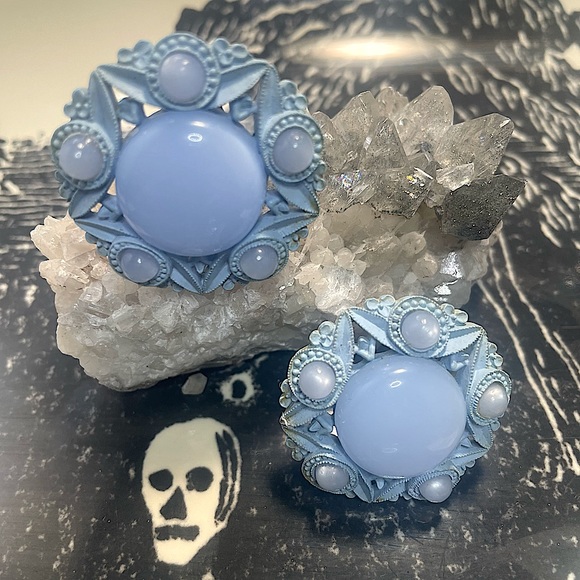 💙 Vintage 💙 1950s Antique Pastel Blue Pearlized Clip On Earrings - Picture 1 of 5